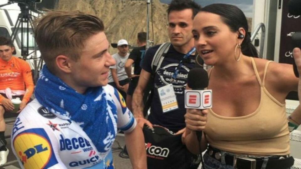 Svet cyklistiky rieši sexistický škandál. Všetko spustila reportérka ESPN Belen Mendigurenová a jej bradavky.