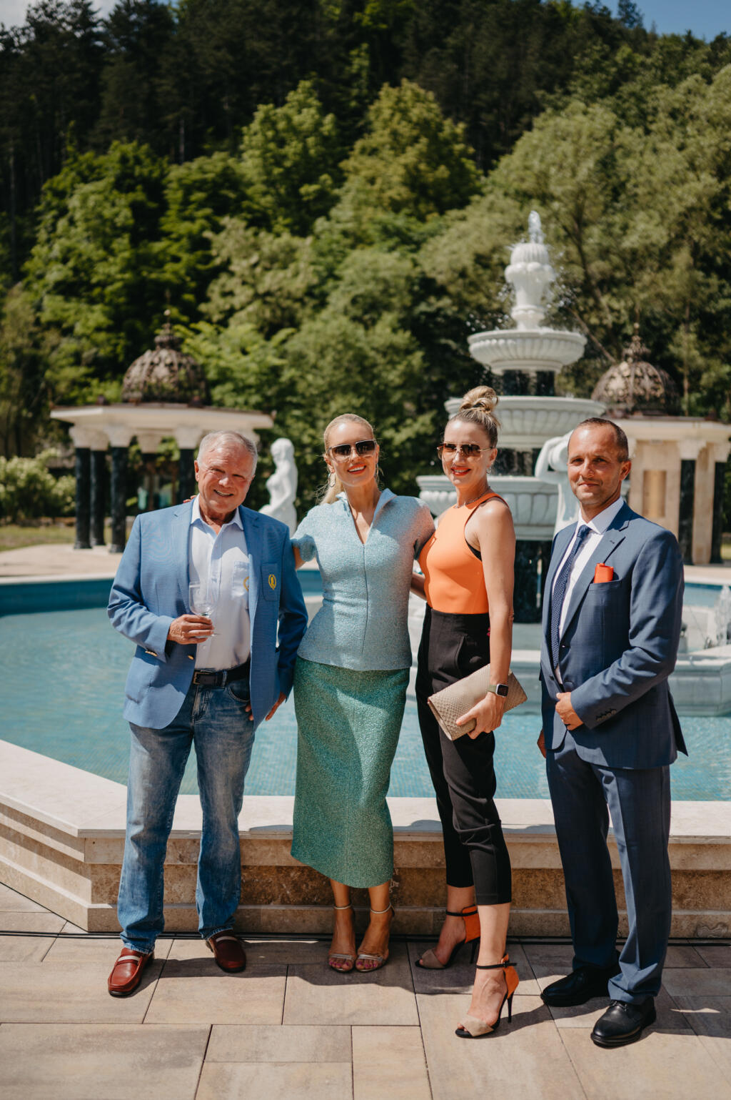 Majiteľ kúpeľov, Zdenko Miškolci, Simona Krainová so sestrou a Zdenkom Miškolcim ml., viceprezidentom Spa Aprodite.