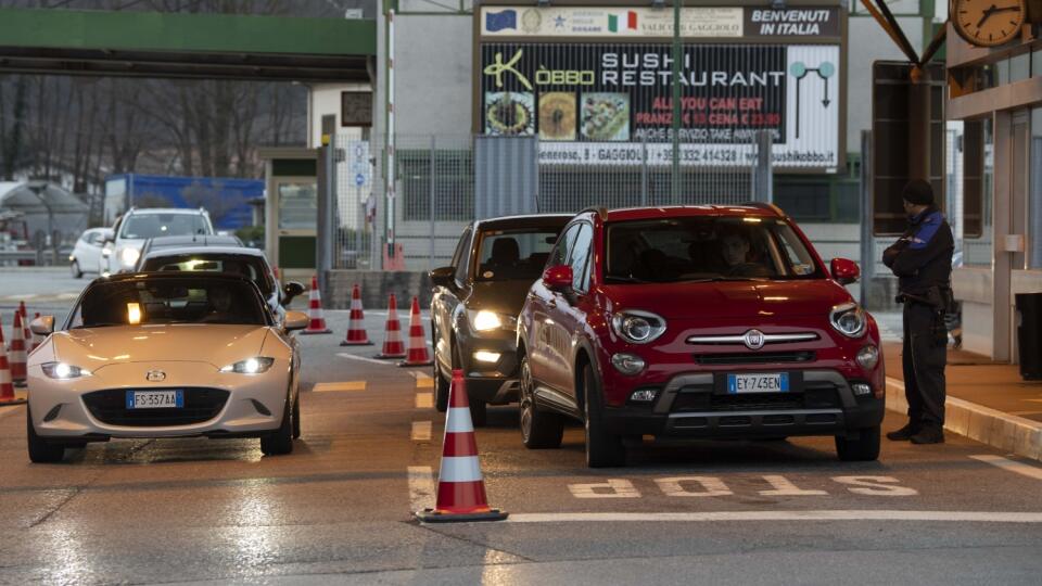 KK29 Stabio - Na snímke pohraničná stráž kontroluje autá smerujúce do Švajčiarska 9. marca 2020 v švajčiarskom Stabiu. Hranica medzi červenými zónami v Taliansku a Švajčiarskom je stále otvorená. FOTO TASR/AP
Cars entering Switzerland are checked by the border guards in Stabio, Switzerland, Monday, 9 March 2020. The border between Italy's red zones and Switzerland is still open. (Davide Agosta/Keystone via AP)