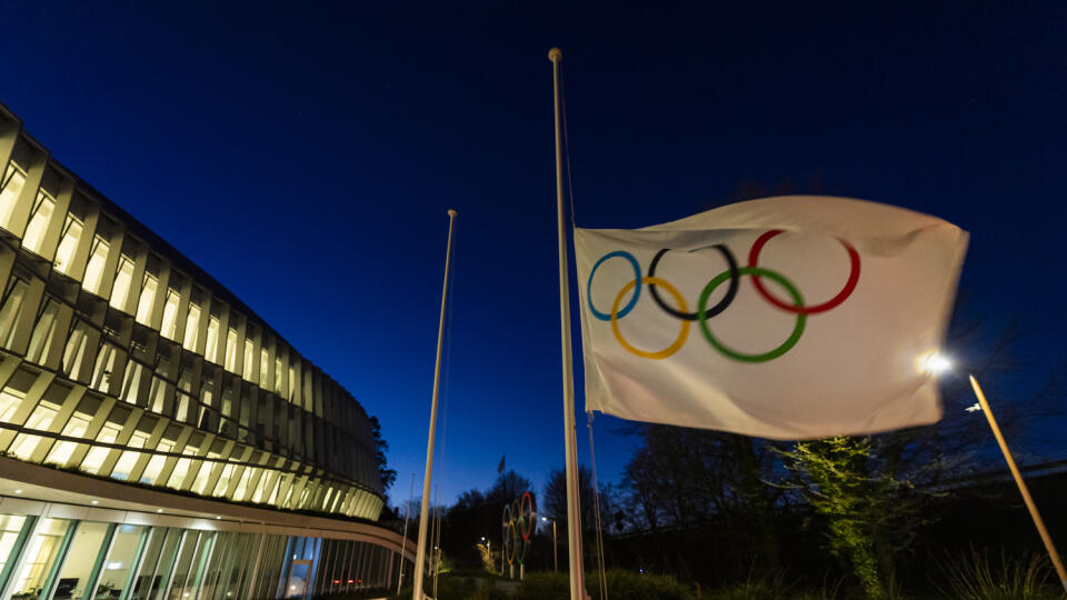 EBE 32 Lausanne - Na snímke olympijská vlajka pri vstupe do sídla Medzinárodného olympijského výboru (MOV) vo švajčiarskom Lausanne 23. marca 2020. FOTO TASR/AP
The Olympic flag iswld displayed at the entrance of the IOC, International Olympic Committee headquarters during the coronavirus disease (COVID-19) outbreak in Lausanne, Switzerland, Monday, March 23, 2020. (Jean-Christophe Bott/Keystone via AP)