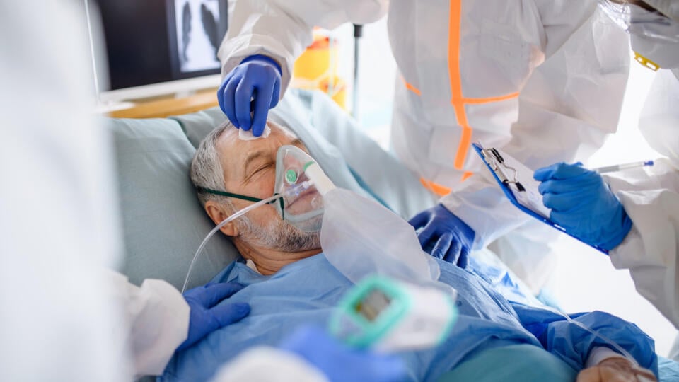 Kyslíková podpora, neskôr pľúcna ventilácia - aj tak môže vyzerať Covid-19.