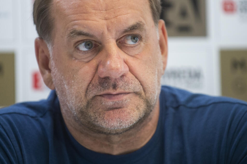Na snímke tréner ŠK Slovan Bratislava Vladimír Weiss st. počas tlačovej konferencie pred prvým zápasom play off Európskej konferenčnej ligy (EKL) HŠK Zrinjski Mostar - ŠK Slovan Bratislava v Mostare v stredu 17. augusta 2022. FOTO TASR - Jakub Kotian