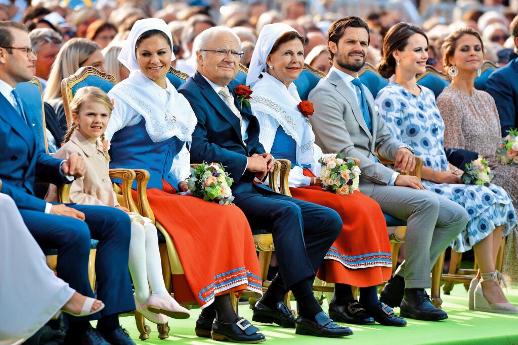 Zľava princ Daniel, princezná Estelle, korunná princezná Viktoria, kráľ Karol XVI. Gustáv, kráľovná Silvia, princ Karol Filip, princezné Sofia a Medeleine.