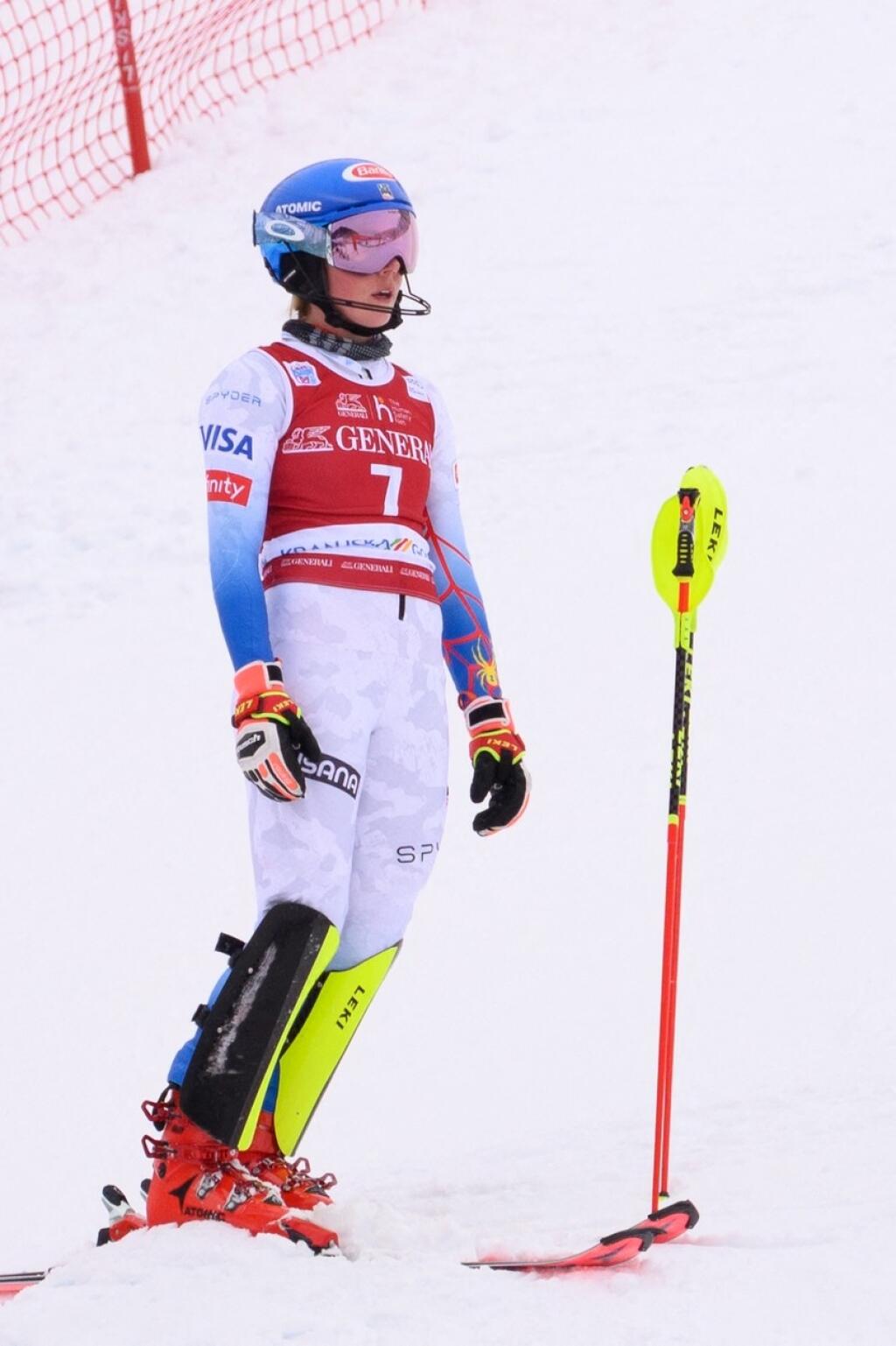 Shiffrinovej vzťah s Kildem prospieva. Po tragickej smrti otca znova predvádza špičkové výkony.
