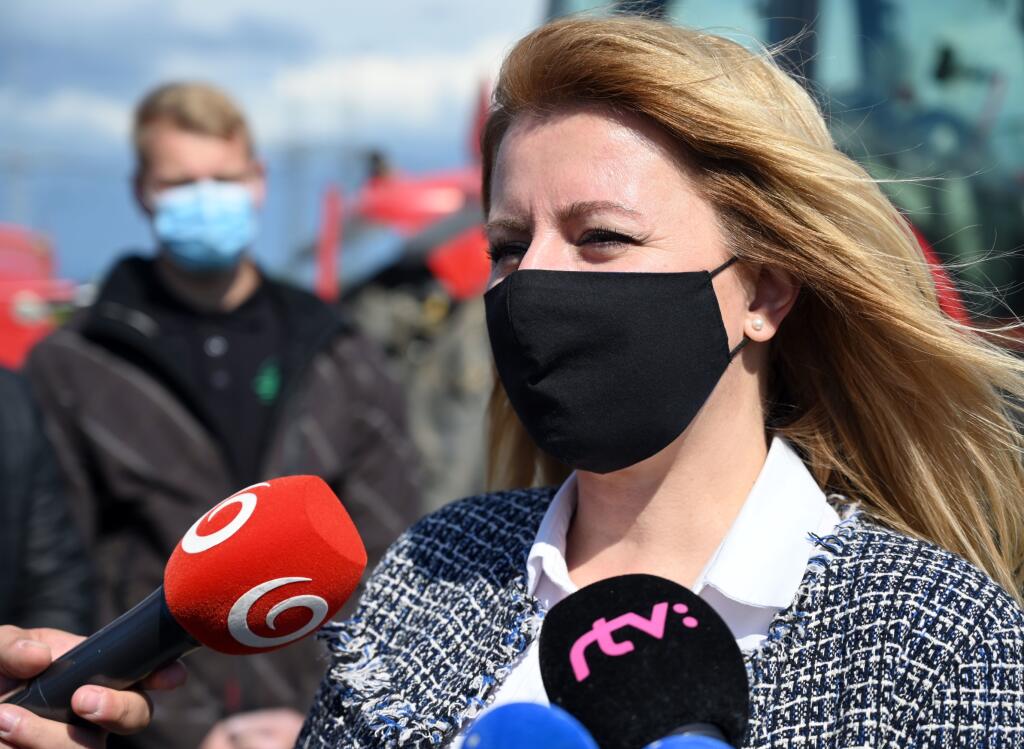 Na snímke prezidentka SR Zuzana Čaputová počas brífingu s novinármi po stretnutí s predsedom poľnohospodárskeho družstva GAMA Michalom Žolnom na poli pri obci Pavlovce nad Uhom v okrese Michalovce 28. mája 2020. FOTO TASR - Roman Hanc