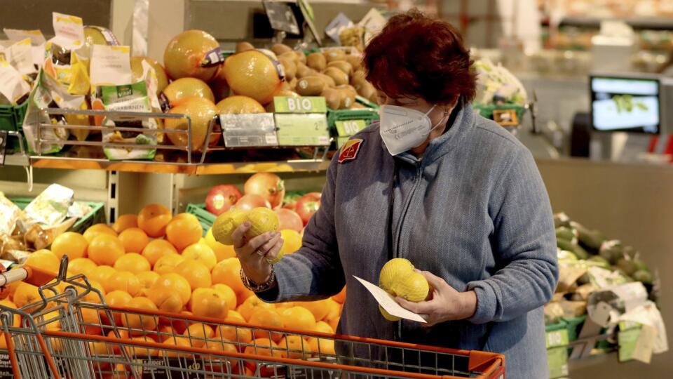 WA 28 Viedeň - Zákazníčka sa chránia respirátorom FFP2 počas nákupu v supermarkete vo Viedni v pondelok 25. januára 2021. V Rakúsku začala od pondelka platiť povinnosť nosenia respirátorov triedy FFP2 v obchodoch a hromadnej doprave. FOTO TASR/AP
A person wears a FFP2 protective mask when shopping in a supermarket in Vienna, Austria, Monday, Jan. 25, 2021. Austrians have to use medical masks when shopping and in public transport, as masks have become mandatory in Austria. (AP Photo/Ronald Zak)