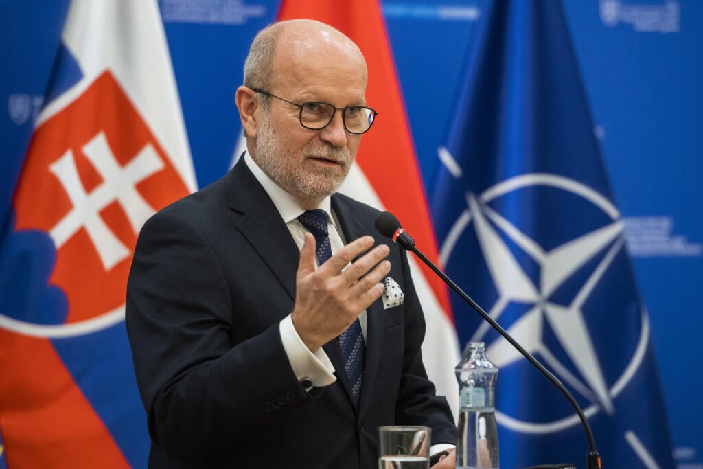Na snímke minister zahraničných vecí a európskych záležitostí SR Rastislav Káčer hovorí počas tlačovej konferencie po stretnutí s maďarským ministrom zahraničného obchodu a zahraničných vecí Maďarska Péterom Szijjártóm o bilaterálnych vzťahoch, aktuálnych európskych témach a regionálnych výzvach 5. decembra 2022 v Bratislave. FOTO TASR - Jaroslav Novák