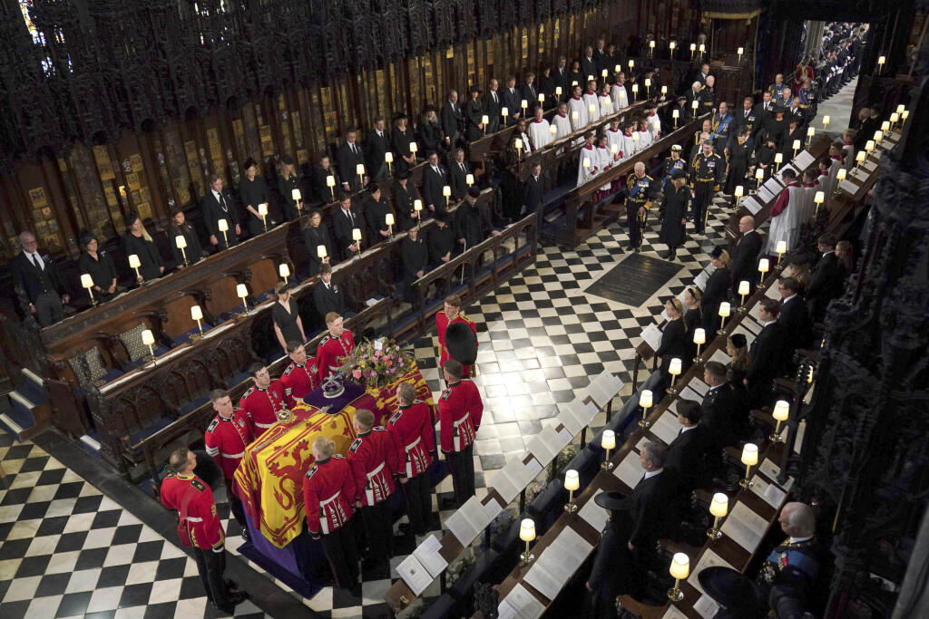 Rakva s pozostatkami zosnulej britskej kráľovnej Alžbety II. počas obradu rozžehnania sa s telom v Kaplnke svätého Juraja na hrade Windsor v pondelok 19. septembra 2022.