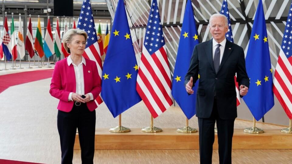 Na snímke zľava predsedníčka Európskej komisie Ursula von der Leyenová a americký prezident Joe Biden