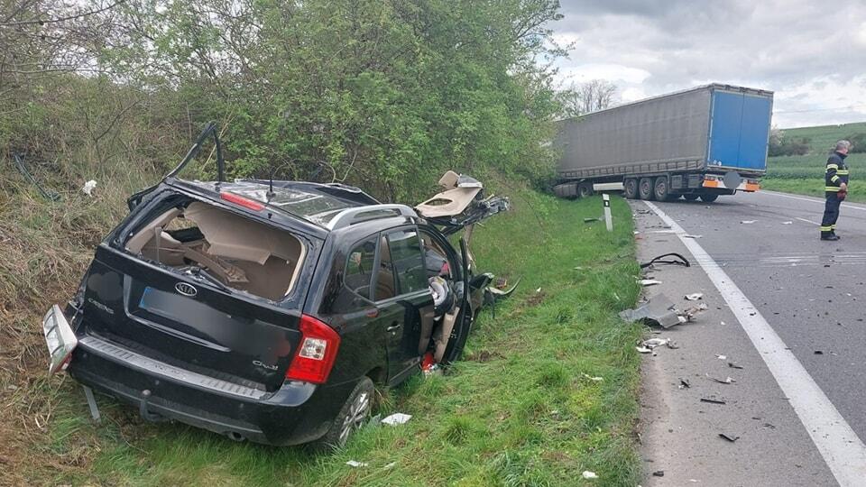 Čelnú zrážku s kamiónom na Záhorí neprežila mladá mamička