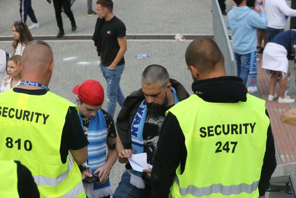 Finále Slovnaft Cupu medzi Slovanom Bratislava a Spartakom Trnava sprevádzali prísne opatrenia. Takto to vyzeralo pred štadiónom.