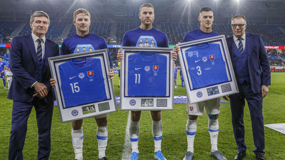 Na snímke Tomáš Hubočan, Adam Nemec a Martin Škrtel počas prípravného zápasu Slovenskej futbalovej reprezentácie proti Paraguaju. Zápas bol zároveň rozlúčkou s reprezentačnou kariérou pre trojicu Martin Škrtel, Tomáš Hubočan a Adam Nemec.