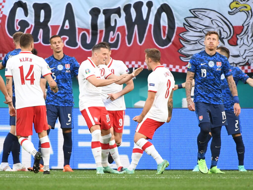 Na snímke druhý sprava poľský hráč Karol Linetty oslavuje vyrovnávajúci gól v zápase E-skupiny na majstrovstvách Európy vo futbale Poľsko - Slovensko 14. júna 2021 v ruskom Petrohrade. FOTO TASR - Martin Baumann