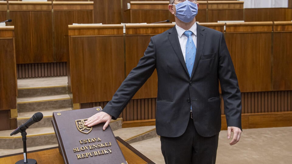 Na snímke Peter Kremský (OĽaNO) s ochranným rúškom na tvári skladá poslanecký sľub počas ustanovujúcej schôdze Národnej rady Slovenskej republiky (NR SR) VIII. volebného obdobia 20. marca 2020 v Bratislave. FOTO TASR - Michal Svítok