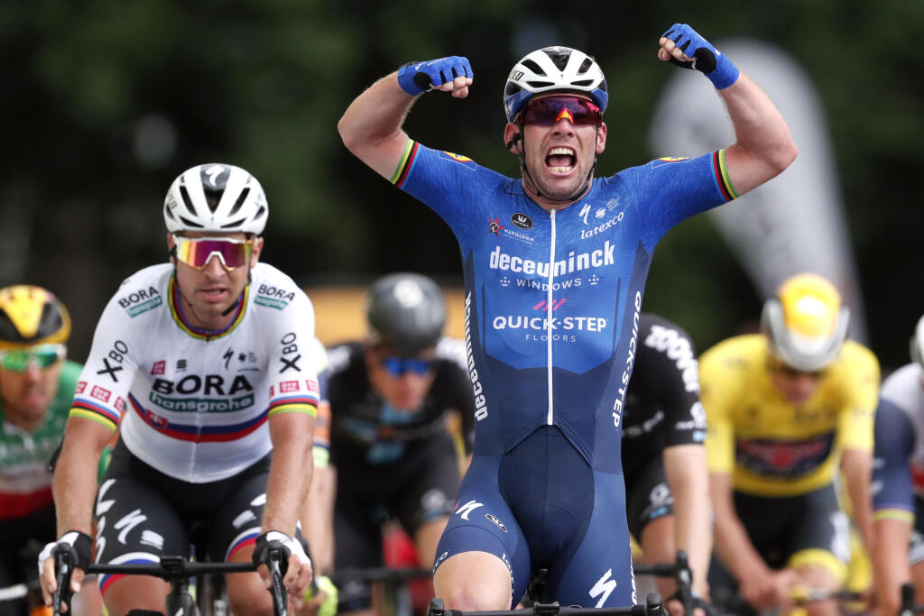 Na snímke vpravo britský cyklista Mark Cavendish (Deceuninck-QuickStep) oslavuje víťazstvo, vľavo slovenský cyklista Peter Sagan (Bora-Hansgrohe) vo štvrtej etape pretekov Tour de France z Redonu do Fougres (150,4 km) v utorok 29. júna 2021.