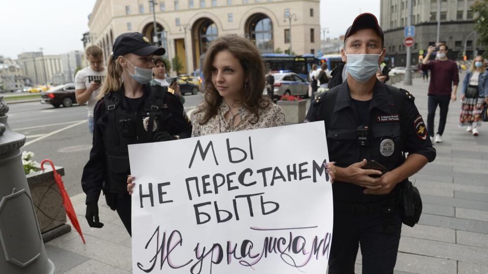 Polícia zadržala novinárov podporujúcich slobodu médií