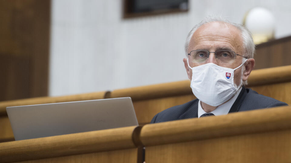 Na snímke minister pôdohospodárstva a rozvoja vidieka SR Ján Mičovský (OĽaNO) počas mimoriadnej schôdze k odvolávaniu predsedu vlády SR Igora Matoviča (OĽaNO) 23. júla 2020 v Bratislave. FOTO TASR - Martin Baumann