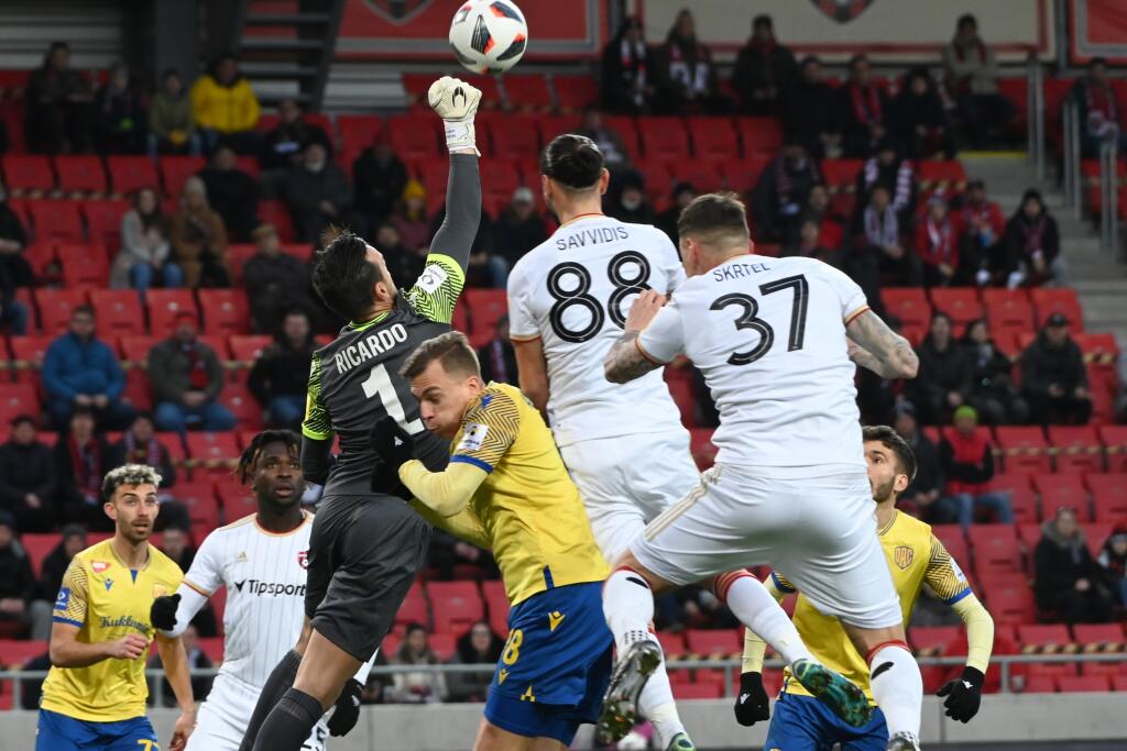 Na snímke zľava vo výskoku brankár DAC-u Ricardo Ferreira, futbalista DAC-u Carlos Pinto a hráči Spartaka Kyriakos Savvidis a Martin Škrtel počas zápasu 20. kola Fortuna ligy FC Spartak Trnava - FC DAC 1904 Dunajská Streda v Trnave v nedeľu 13. februára 2022. FOTO TASR - Lukáš Grinaj