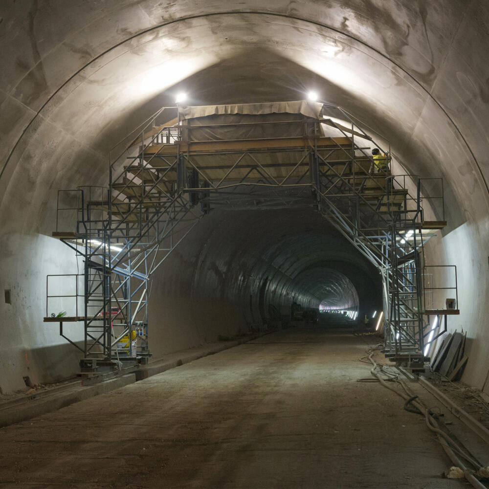 Výstavba prvej etapy rýchlostnej cesty R4, ktorá bude tvoriť severný obchvat krajského mesta Prešov. Jej súčasťou bude aj tunel Bikoš. Tento úsek R4 je napojený na diaľnicu D1 cez mimoúrovňovú križovatku Prešov – západ. Na snímke stavebné práce v tuneli Bikoš. Prešov 6. mája 2022. FOTO TASR – Milan Kapusta