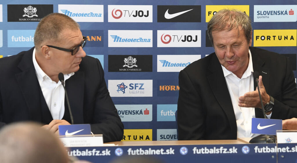 Najväčšie perly z tlačovej konferencie Jána Kozáka po jeho konci na reprezentačnej lavičke - Kozákovi sa nepáčil ani údajný vplyv žilinského klubu vo vedení SFZ. Na tlačovke sa dokonca vyjadril, že príde vymaľovať budovu zväzu na žlto-zeleno, čo sú farby žilinského klubu. „Niekto chce, aby mali aj pozíciu na vrchole obsadenú svojimi ľuďmi. A to je pozícia reprezentačného trénera,“ tvrdil Kozák a narážal na Karola Belaníka, ktorý vykonáva funkciu viceprezidenta SFZ pre reprezentáciu a je aj športovým manažérom Žiliny. Bývalý kouč šošonov Adrián Guľa sa tento rok stal trénerom tímu do 21 rokov. Podľa Kozáka už boli dosadení spriaznení tréneri aj k ostatným mládežníckym výberom.