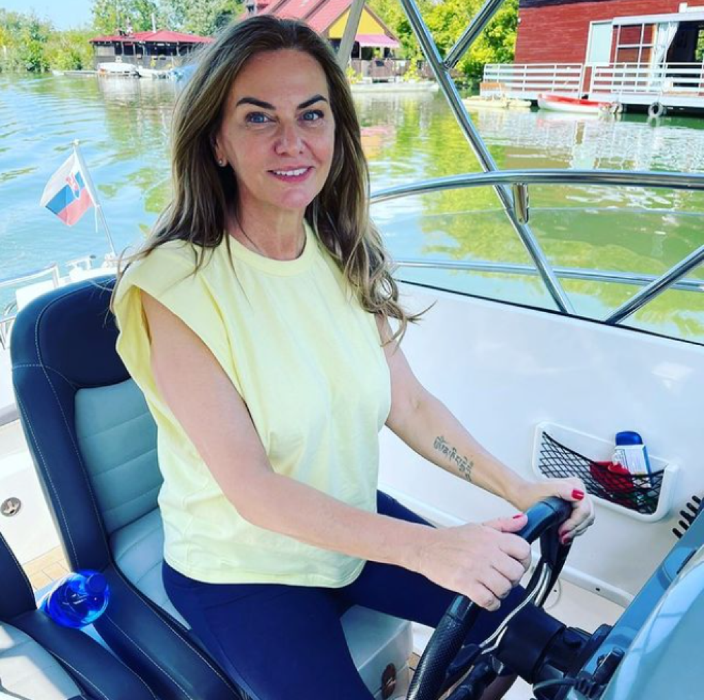 Monika Beňová nemá problém sadnúť si za volant motorového člna.