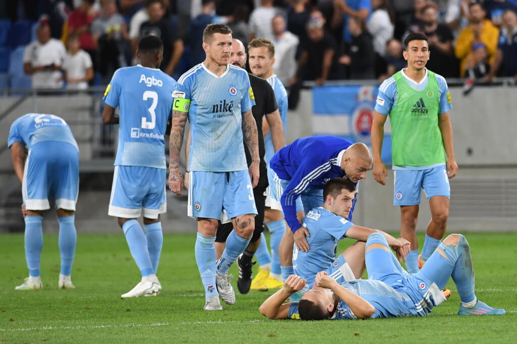 Futbalisti ŠK Slovan Bratislava prehrali s gréckym Olympiakosom Pireus v jedenástkovom rozostrele po remíze 2:2 v odvetnom zápase 3. predkola Európskej ligy 11. augusta 2022 v Bratislave. Na snímke uprostred kapitán Slovana Juraj Kucka po prehre. FOTO TASR - Martin Baumann