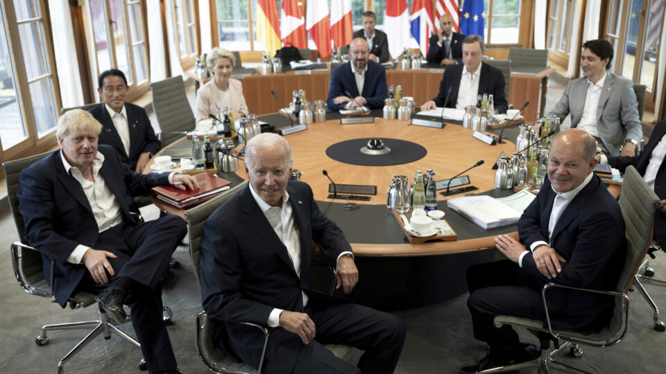 Lídri krajín skupiny G7 v piatok upozornili, že ak budú ostatné štáty naďalej pomáhať Rusku vyhýbať sa zavedeným sankciám, "draho za to zaplatia". TASR správu prevzala z agentúry AFP a televízie CNN.