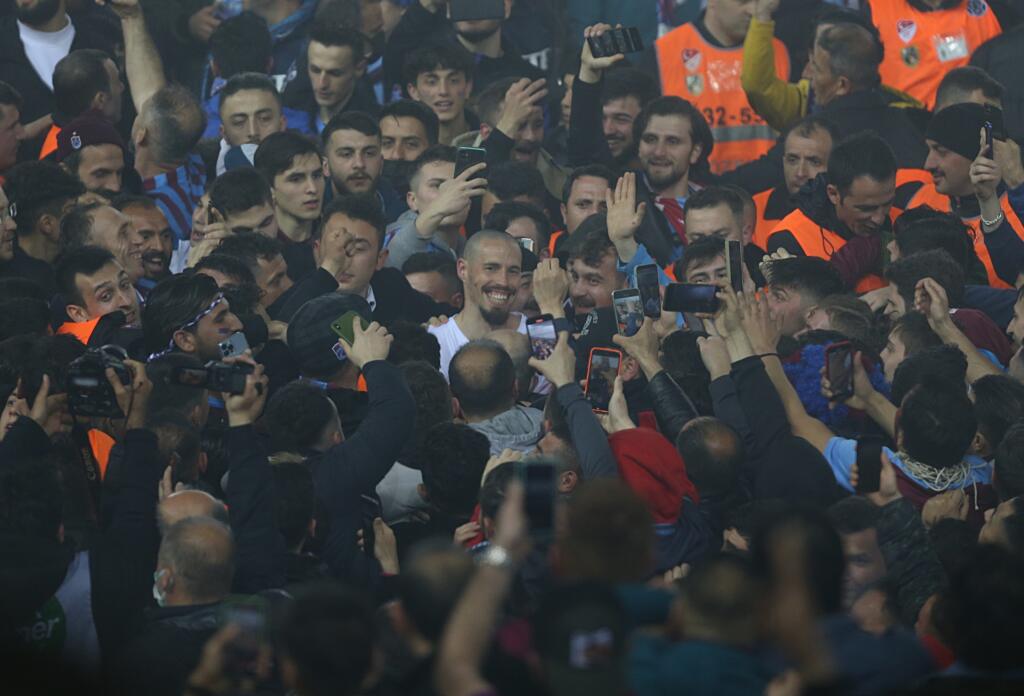 Marek Hamšík sa pri oslave titulu len ťažko predieral davom.