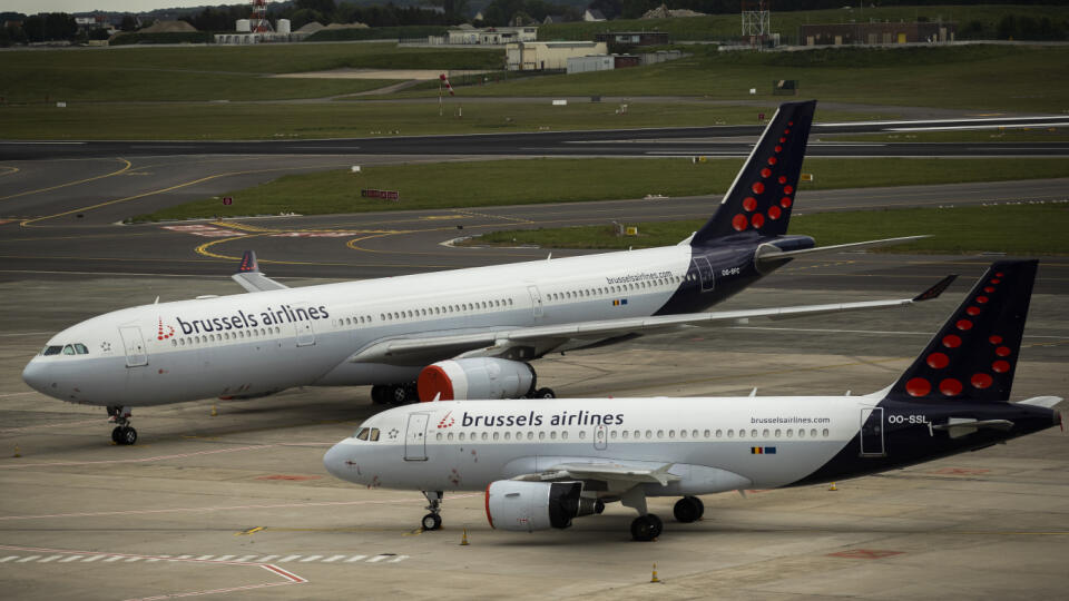 JB 13 Brusel - Lietadlá belgickej leteckej spoločnosti Brussels Airlines parkujú na letisku v Bruseli 12. mája 2020. Najväčší belgický dopravca Brussels Airlines, ktorého tvrdo zasiahli cestovné obmedzenia v dôsledku pandémie nového koronavírusu, v utorok oznámil, že plánuje zrušiť 1000 pracovných miest, čo je štvrtina jeho pracovnej sily. FOTO TASR/AP
Planes from Brussels Airlines sit idle on the tarmac at Brussels Airport in Brussels, Tuesday, May 12, 2020. Hard-hit by the coronavirus crisis
