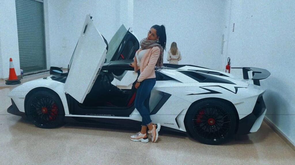 Sexi Nadia Alexandrovová pochádza z Bulharska a v Španielsku sa okrem futbalistu venuje predaju luxusných áut.