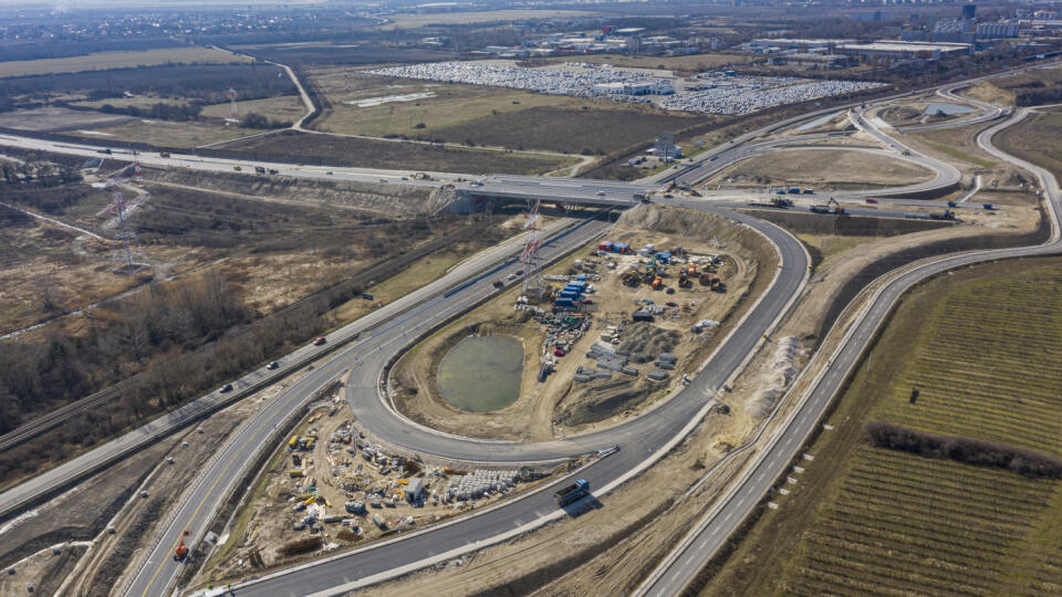Na snímke z dronu výstavba križovatky Rača na úseku diaľnice D4 Bratislava východ. Bratislava, 19. marca 2021 FOTO TASR - Michal Svítok
