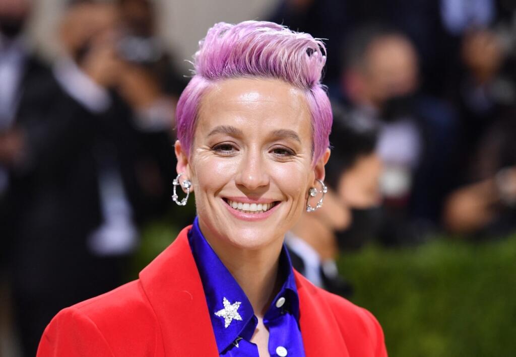 Futbalistka Meghan Rapinoe ako bojovníčka proti sexizmu a za zrovnoprávnenie žien s mužmi predviedla azda najhlbší výstrih večera.