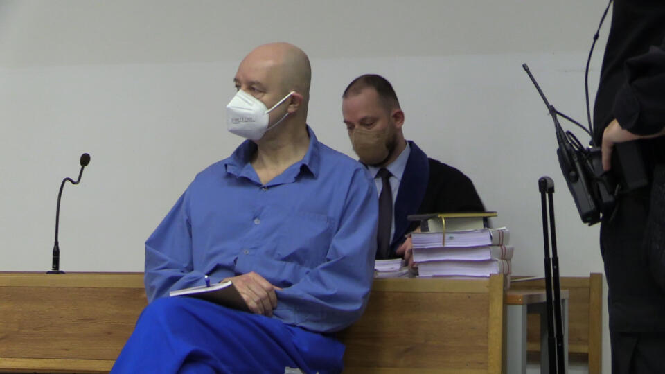Pred senát Okresného súdu Bratislava II sa postavil vychudnutý Pavol Rusko