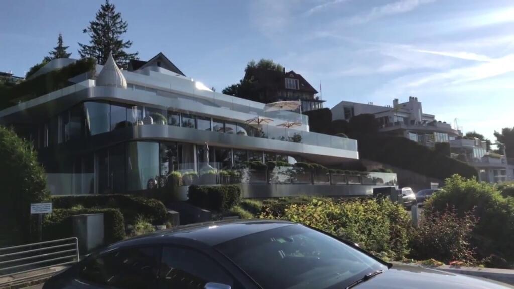 Najviac doma je Roger Federer na brehu Zurišského jazera v meste Wollerau. Dom sa vyznačuje veľkými oknami a preto ho prezývajú aj „sklenený dom“. Jeho cena sa odhaduje na 7,5 miliónov eur.