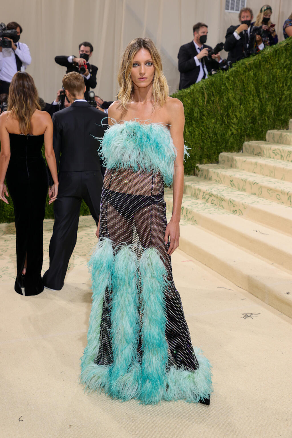 Anja Rubik v outfite od Saint Laurent.