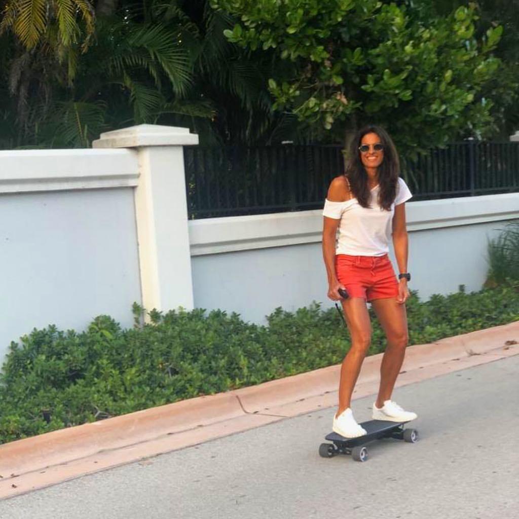 Duchom stále mladá.Sabatiniová si rada zajazdí aj na skateboarde.