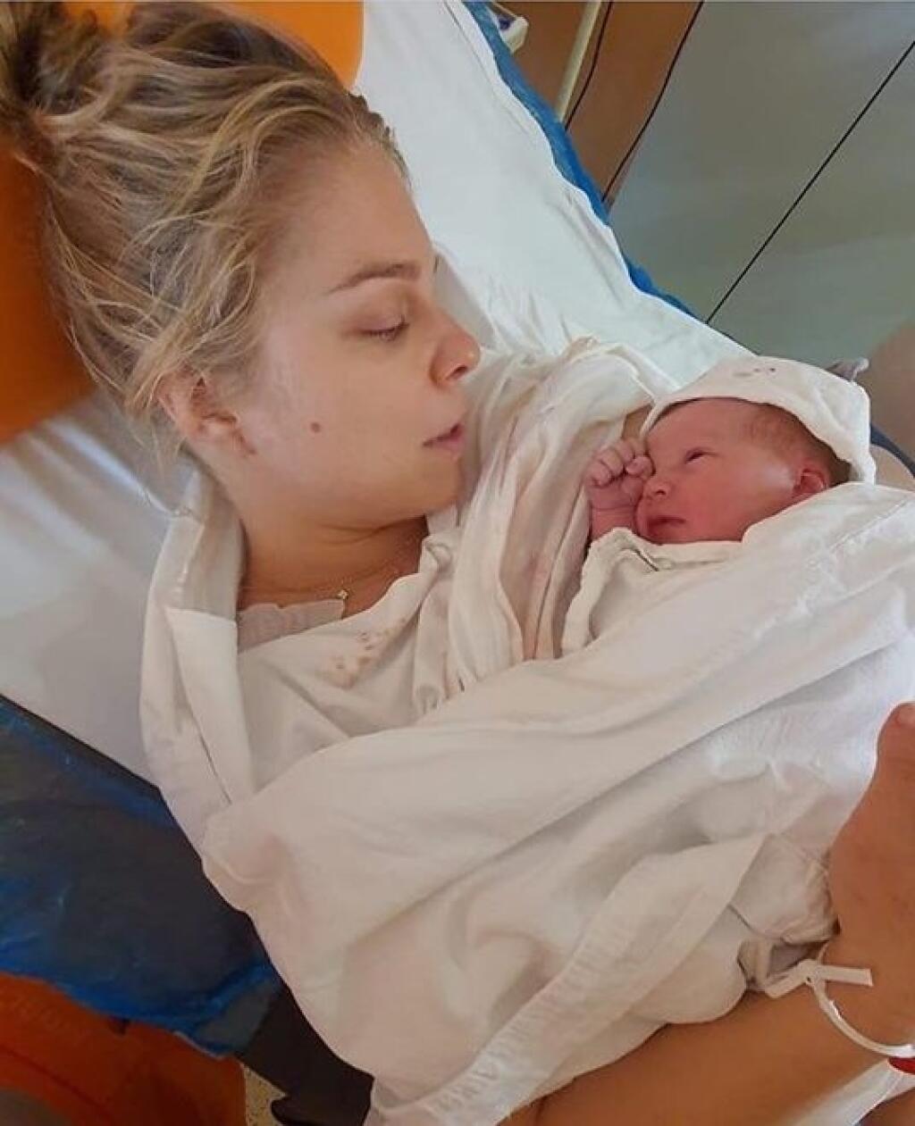 Veronika Cifrová Ostrihoňová zverejnila záber malej Sárky krátko po pôrode. Stalo sa tak ale až necelých 7 mesiacov od jej narodenia.