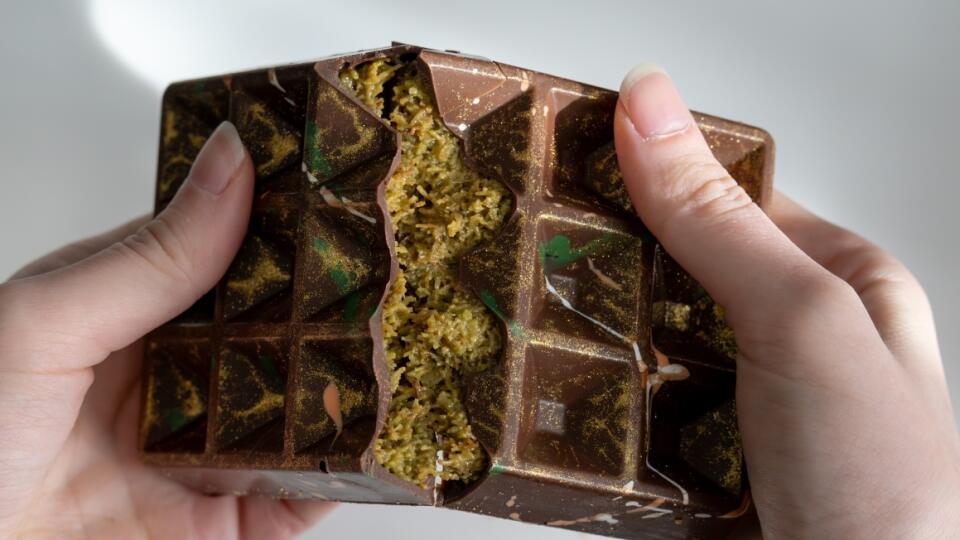 Dubai,Chocolate,With,Pistachio,,Tahini,And,Kadaif,,Chocolate,Broken,In