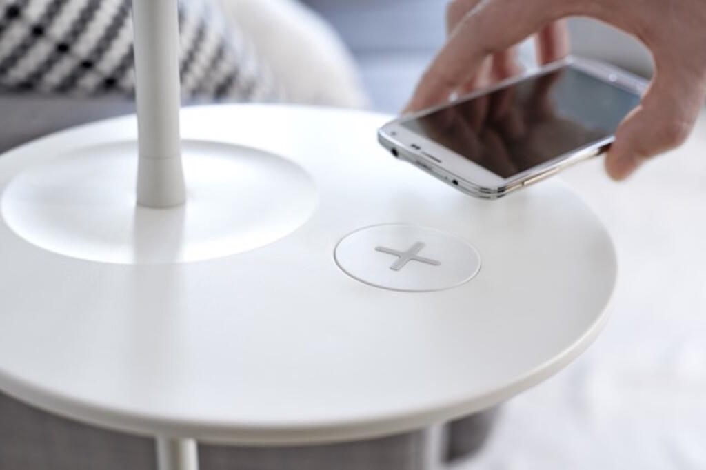Ikea predstavila dizajnérsku kolekciu s bezdrôtovým nabíjaním pre smartfóny a tablety