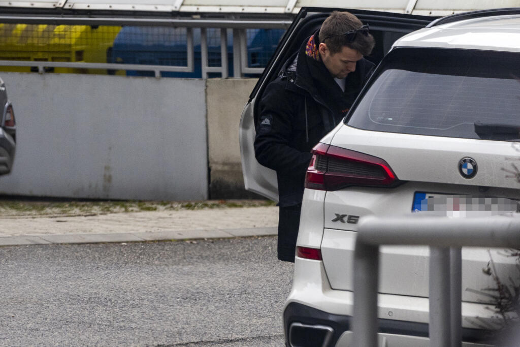 Na snímke je Viktor Vincze pred svojím bytom.