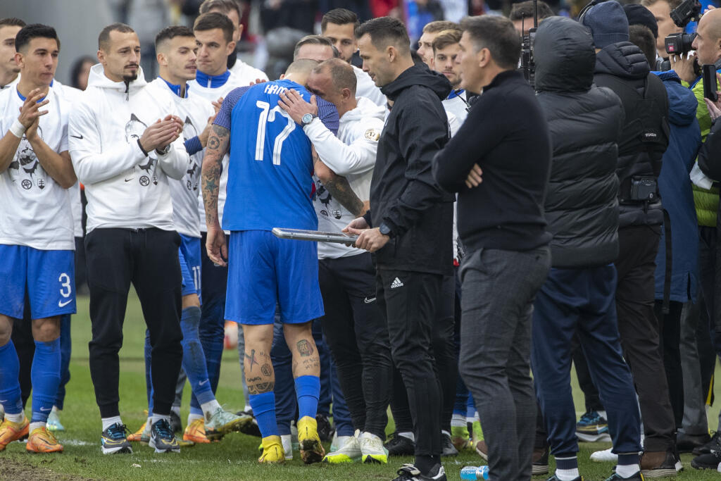 Našu futbalovu ikonu utešoval tréner Calzona, ktorému napokon skončil v náručí.
