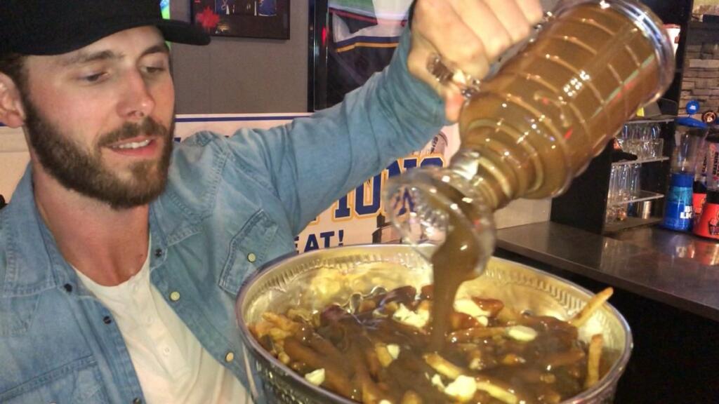 Joel Edmundson si vychutnal poutine. Ide o zmes mäsa, hranoliek a syru, ktoré sa prelejú omáčkou.
