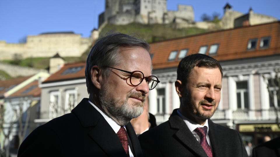 Na snímke sprava dočasne poverený predseda vlády SR Eduard Heger (OĽANO) a predseda vlády ČR Petr Fiala si po spoločnom rokovaní členov vlád Slovenskej republiky a Českej republiky pozreli výstavu fotografií Česko/Slovenské okamžiky v Trenčíne 3. apríla 2023. Česká tlačová kancelária (ČTK) pripravila pri príležitosti 30. výročia rozdelenia Československa a vzniku dvoch samostatných štátov - Českej a Slovenskej republiky fotografickú výstavu nazvanú Česko/Slovenské okamžiky. FOTO TASR - Radovan
