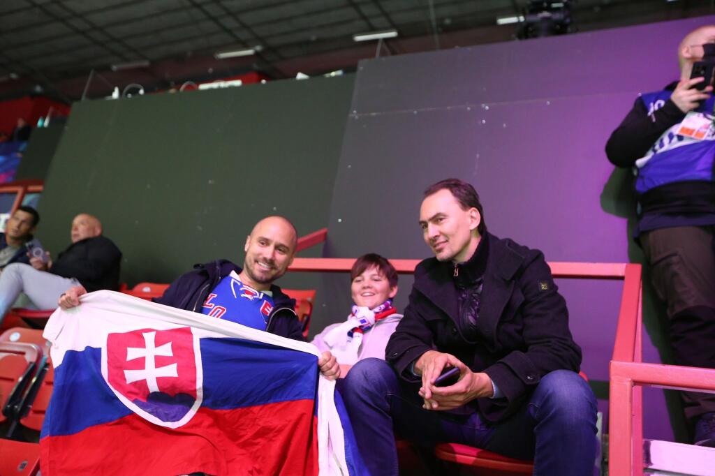 Bývalý hokejista Miro Šatan mal čo robiť, aby vyhovel všetkým žiadostiam fanúšikov.