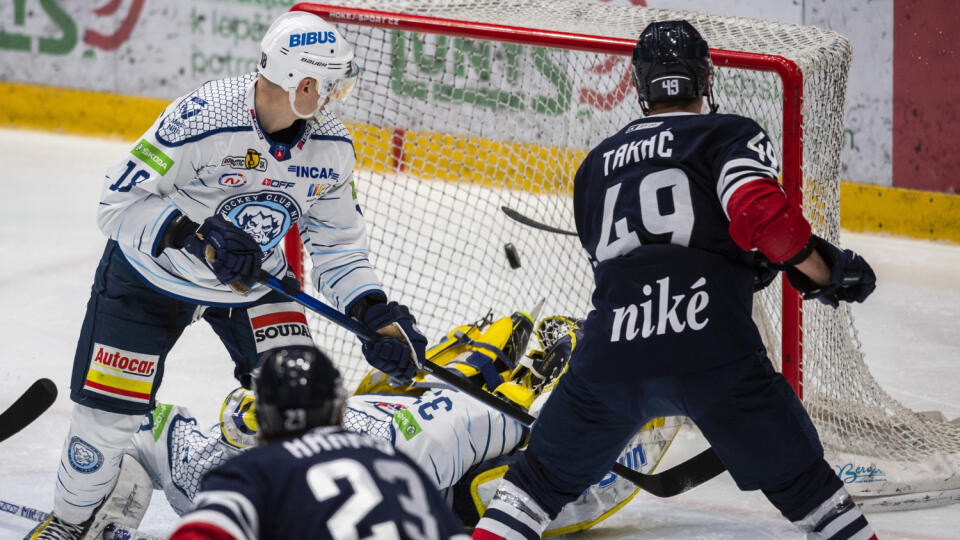 Na snímke zľava Miroslav Pupák (Nitra), Brant Harris (Slovan), Libor Kašík (Nitra) a Samuel Takáč (Slovan) počas zápasu 28. kola Tipos extraligy HC Slovan Bratislava - HK Nitra v Bratislave 10. januára 2023. FOTO TASR - Jaroslav Novák