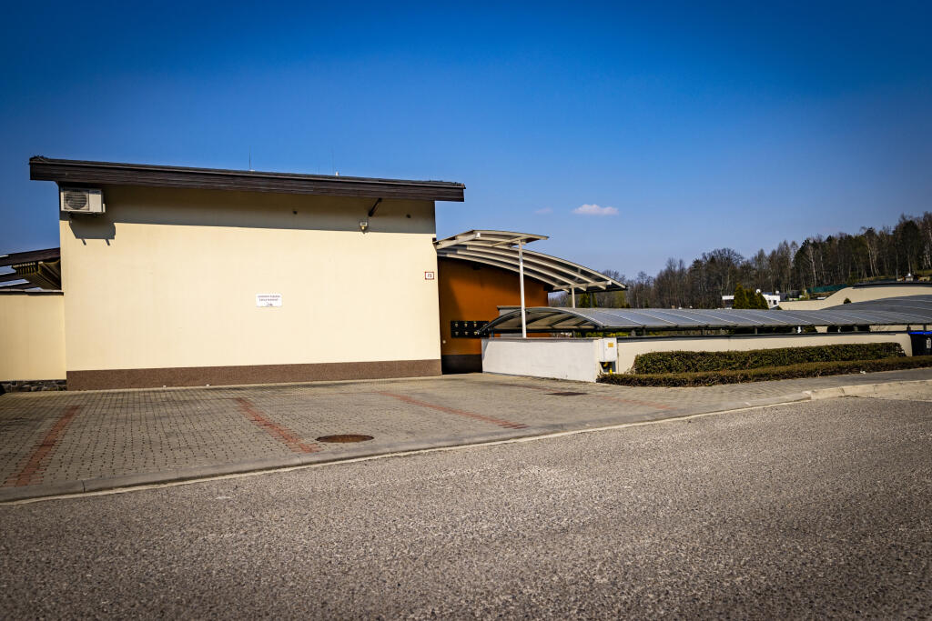 Chárovci majú podiel v bytovom dome v Trenčíne. Na ulici Pod Brezinou, kde nájdete aj domy Mariána Hossu či Gáboríka, vlastní niekoľko apartmánov, ktoré prenajíma.