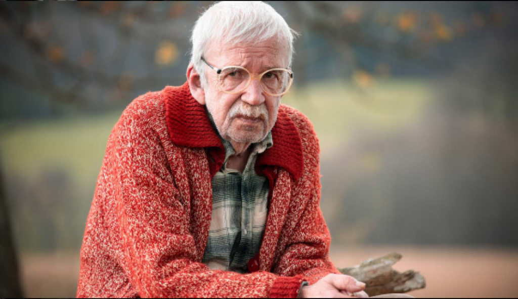 Dušan Kaprálik (†75) v jojkárskom seriáli Lovec. Zahral si v ňom odvolaného kňaza Málka, ktorého podozrievali, že doňho vstúpil démon.