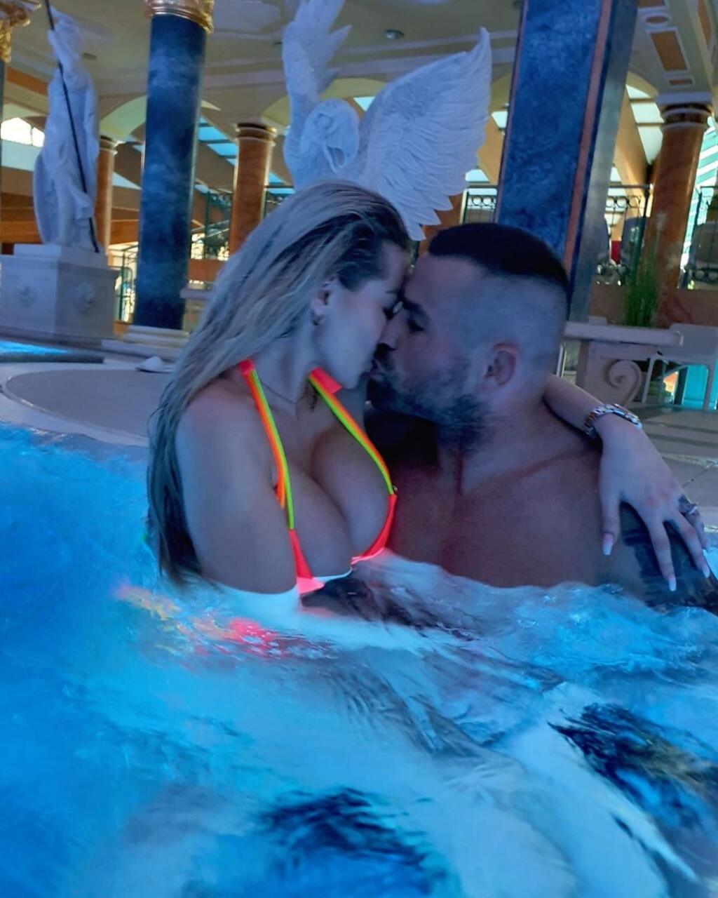 Český bojovník Karlos Vémola sa so snúbenicou Lelou a zvyškom rodiny postaral na Slovensku o rozruch. Ako napísal na instagrame, po zrušenej dovolenke v Dubaji zamierili s celou rodinou do Rajeckých Teplíc. Dokopy si tam užívalo 10 ľudí vrátane Vémolu, všetci mali papier od lekára.