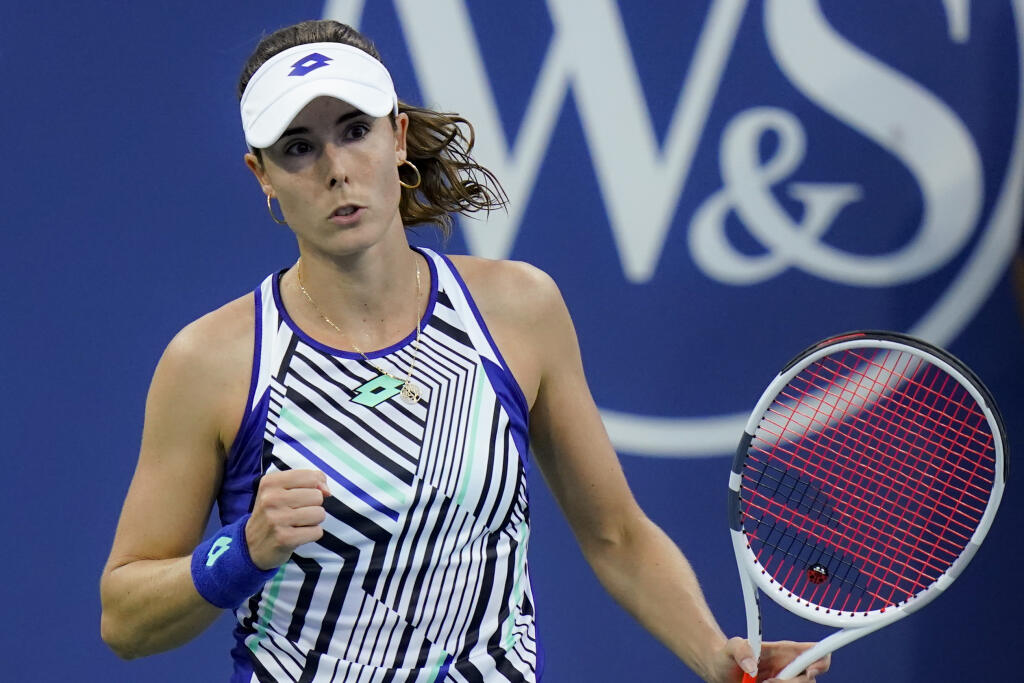 JB 21 New York - Francúzska tenistka Alize Cornetová reaguje po bodovom zisku proti Američanke Sofii Keninovej v 2. kole dvojhry tenisového turnaja WTA v New Yorku 23. augusta 2020. FOTO TASR/AP
Alize Cornet, of France, reacts during a match against Sofia Kenin, of the United States, at the Western & Southern Open tennis tournament, Sunday, Aug. 23, 2020, in New York. (AP Photo/Frank Franklin II)