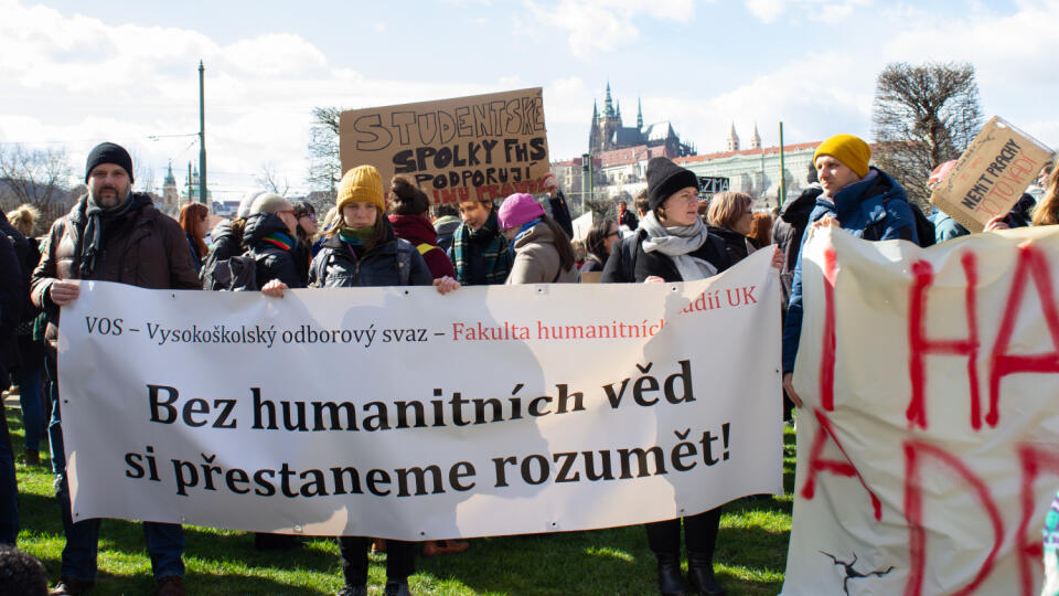 Vysokoškolskí učitelia demonštrujú za mzdy, v Prahe mieria na hrad
